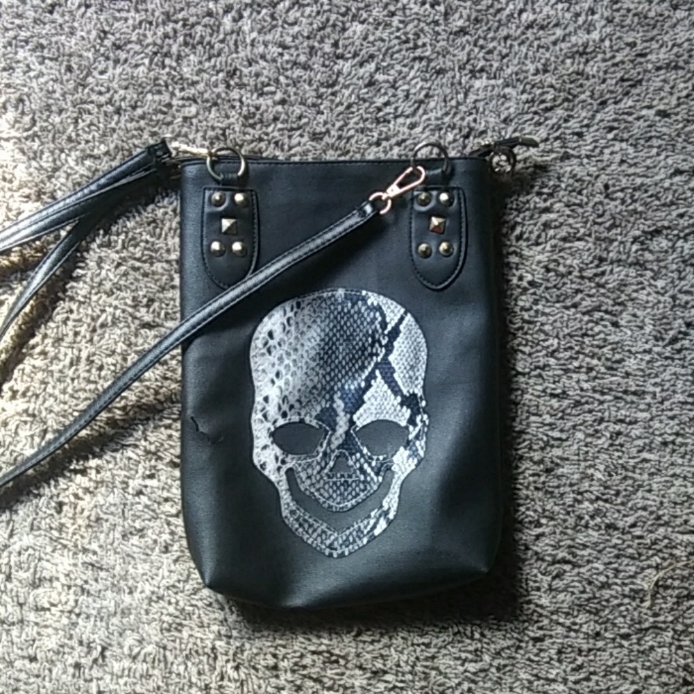 Jingpin leather bag with skull